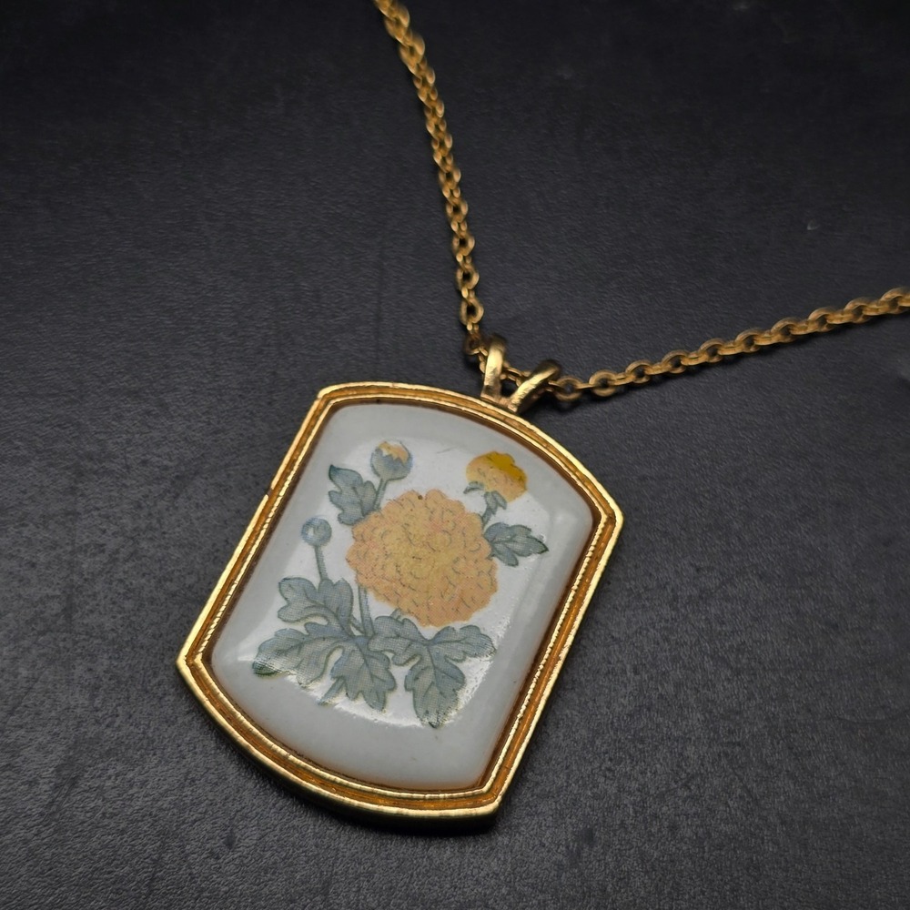 Avon 1980 Floral Heritage Necklace Yellow Mum Gold Tone Vintage Costume Jewelry